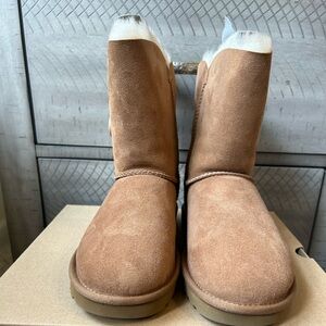 AUTHENTIC Chestnut Bailey Button II Uggs